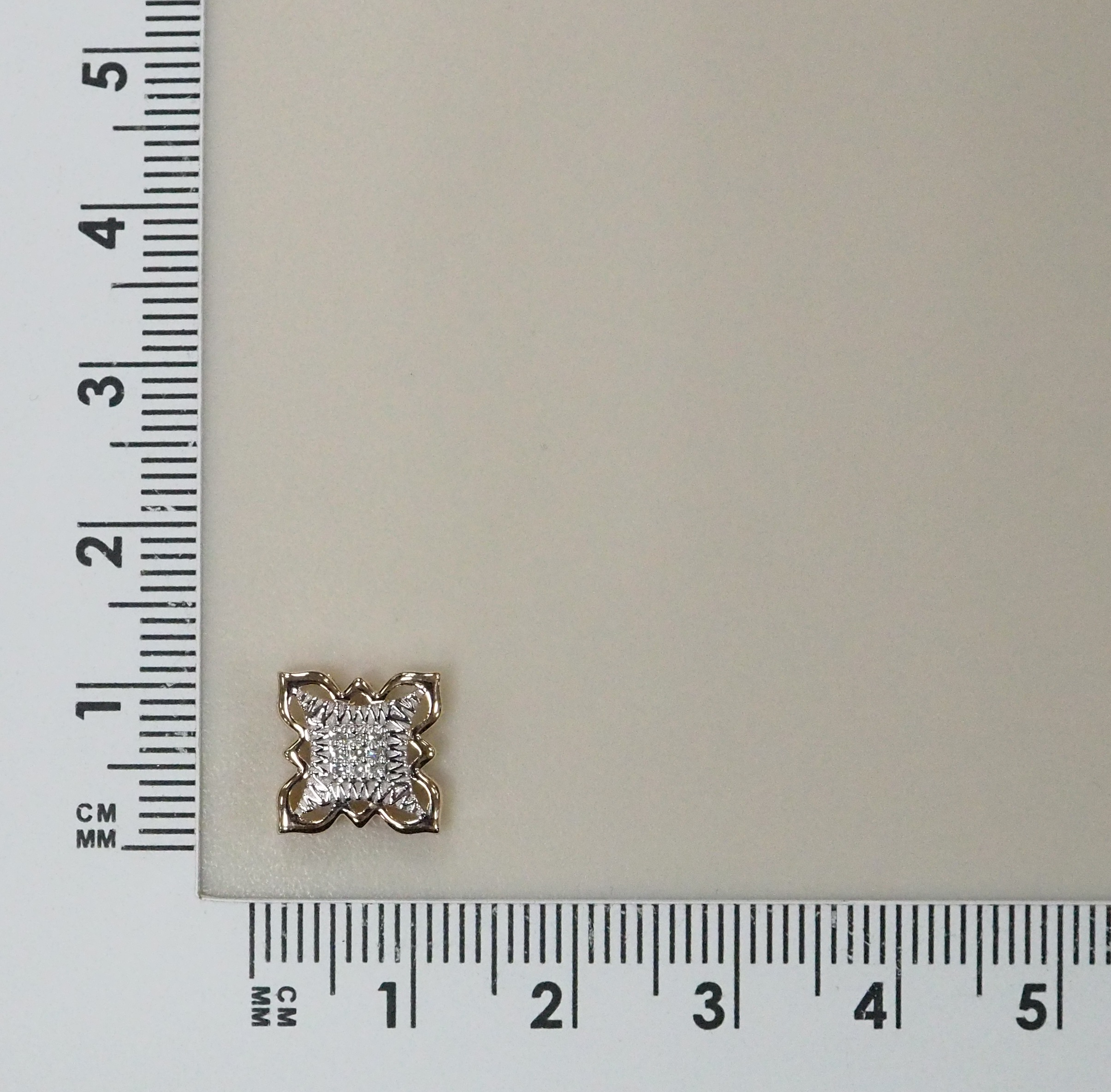 Подвеска из золота с бриллиантами